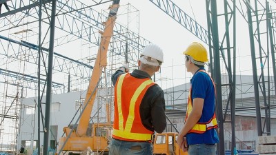 工程人员在重型工业工厂发动机配件厂工作。