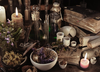 有巫师书，卷轴，草药和魔法物品的静物