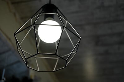 阁楼式天花板上的吊灯。