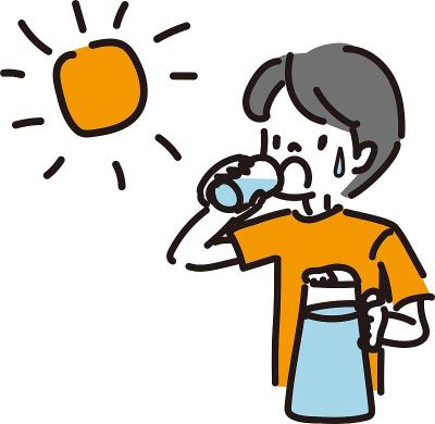 一个男孩在热天喝水的插图