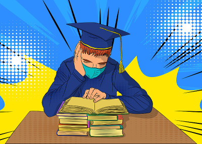 男同学带着毕业帽和面具准备考试。