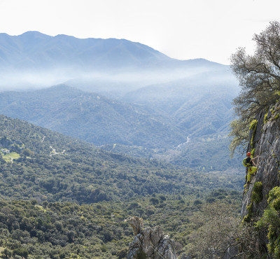 一名男子在攀爬via ferrata