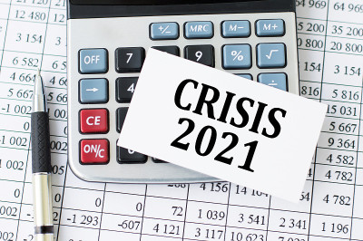 计算器上的卡片上写着“2021年危机”。经营理念