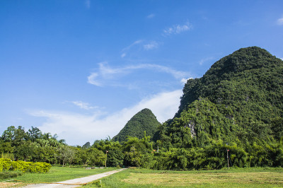 秋天的漓江和喀斯特山脉景色