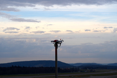 Zürich机场上空美丽的冬季天空，前景是灯杆。