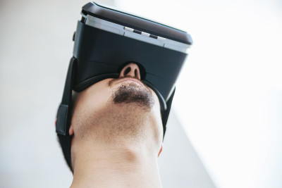 年轻人使用VR