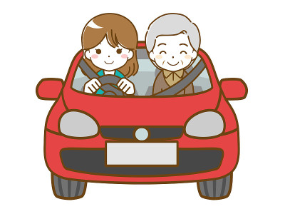 年轻女子开车，老人坐在副驾驶座
