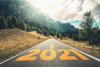 2021年新年旅行和未来愿景的概念。