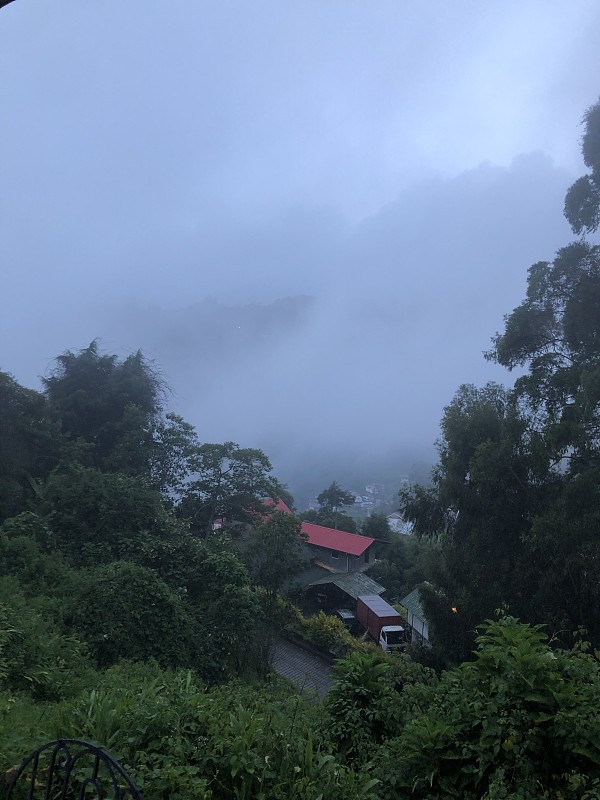 托瓦尔殖民地的花园和山脉的全景