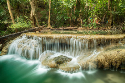 美丽的瀑布风景(四面瀑布)在北碧府亚洲东南亚泰国，旅游目的地概念