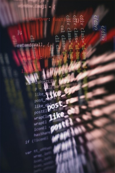HTML5在网站开发编辑器。网站HTML代码在笔记本电脑上显示特写照片。
