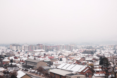 高角度的雪景皮罗，塞尔维亚，在一个迷雾，多云，阴沉的冬天的一天