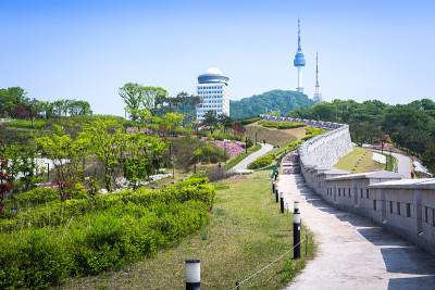 汉城公园，韩国汉城，有老城墙和汉城塔。