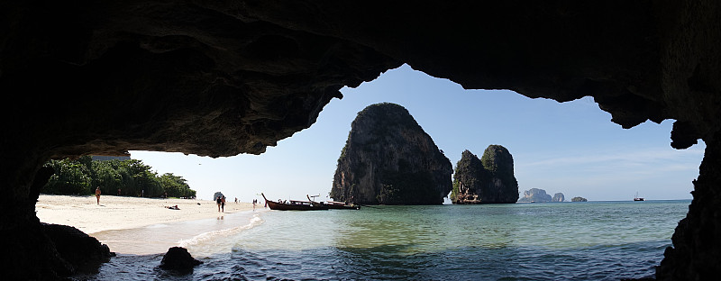 泰国莱雷的Phra Nang海滩上有岩石山峰。