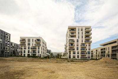 新建住宅带有室外设施，施工工作接近完成