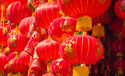 传统的红灯笼是中国新年的装饰。