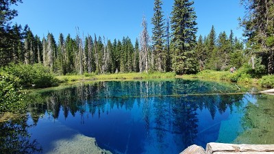 俄勒冈州小火山口湖的田园诗般的风景