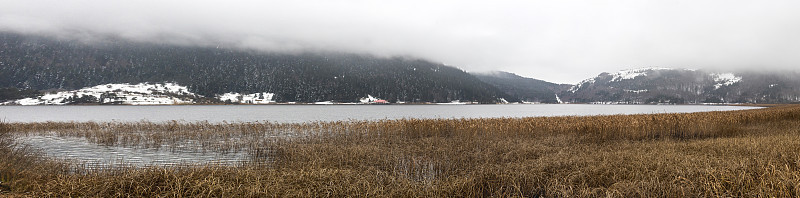 湖、山、云。雾蒙蒙的湖。日出时的湖景。Abant湖,Bolu