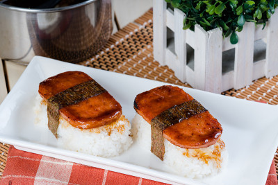 午餐肉是日本一种很受欢迎的小吃和午餐食品