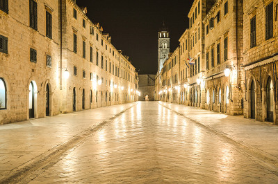斯特拉顿的夜景，主要的杜布罗夫尼克老城街道
