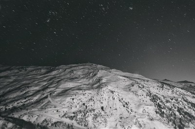 瓦尔梅尼埃山夜间星空冬季滑雪区在法国阿尔卑斯欧洲萨伏伊