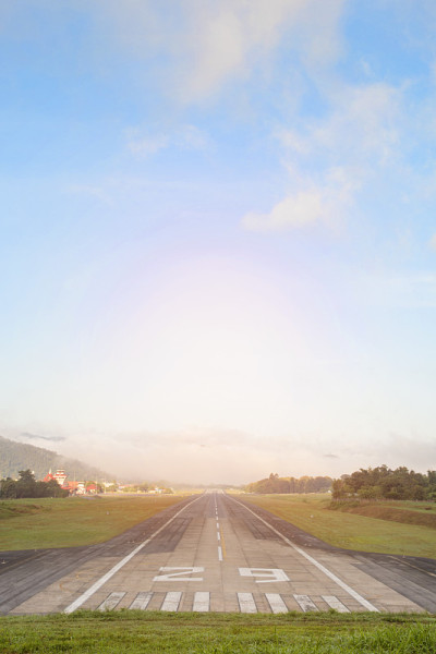机场跑道与山区在农村