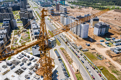 新住宅区开发。有高层建筑和起重机的建筑工地。鸟瞰图
