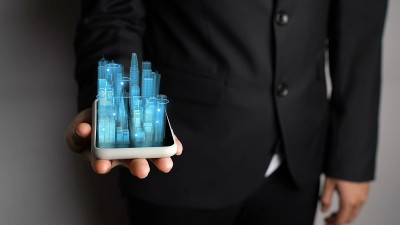 商人手持3D城市模型展示增强现实技术