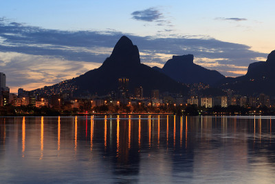 日落泻湖 (lagoa) 山里约热内卢