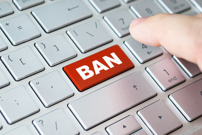 关闭的手指键盘上的单词BAN。锁定，锁定，阻塞，锁定，阻塞