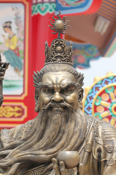 中国神的雕像。