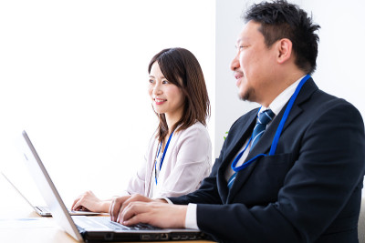 老板和下属在办公室办公
