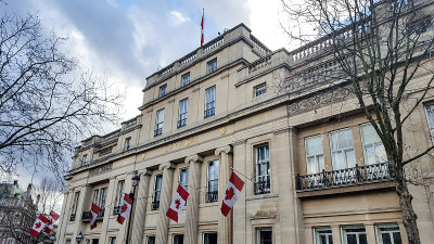 英国伦敦多云天空中的加拿大住宅侧视图(英国)