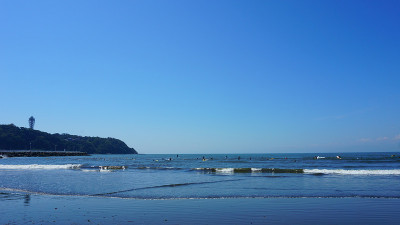 蓝天下的海浪。日本