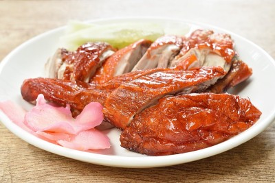 烤鸭肉和腌姜蘸甜酱油