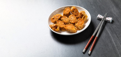 海姜是炸虾卷或虾球。中国传统美食的概念。饺子点心在竹蒸笼内用文字抄写空间。亚洲食物背景