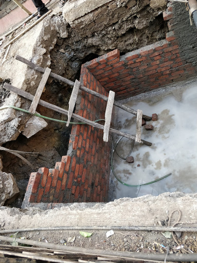 陈旧的工业建筑被毁