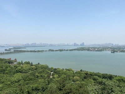 武汉东湖风景区与城市天际线