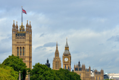 英国议会旗帜飘扬