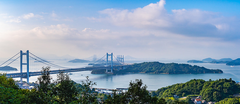 日本冈山县仓市和州山观景台上的濑户大桥。濑户大桥是连接冈山县仓市和香川县堺市的桥梁。
