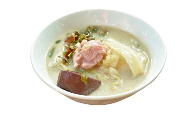 椰奶汤中麻辣鸡血、白菜片