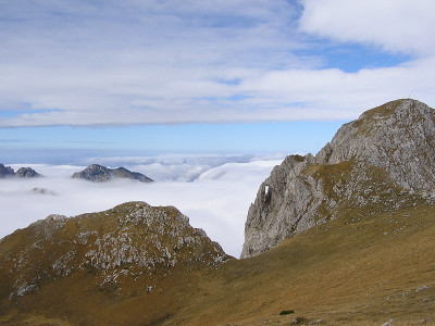Maglić山峰在云，波斯尼亚和黑塞哥维那
