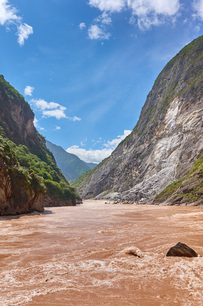 虎跳峡波涛汹涌，中国。