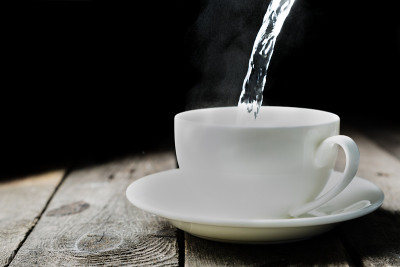 将水倒入杯中