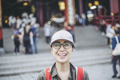 在东京浅草旅游的女人