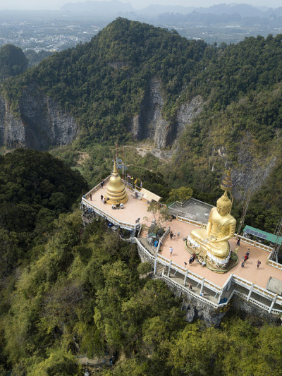 空中全景照片上的佛像在老虎洞寺庙，Wat Thum Sua，在甲米，泰国。