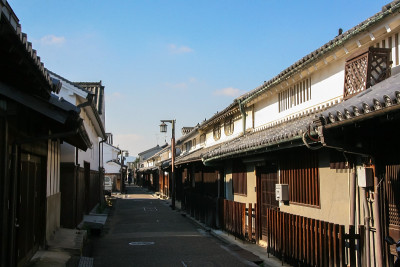 柏原市今出町沿街的日本传统木屋