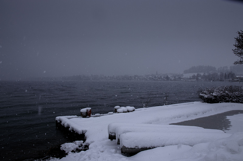 冬天湖面上的雪景