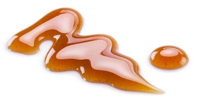 糖焦糖酱卷孤立在白色背景。前视图。