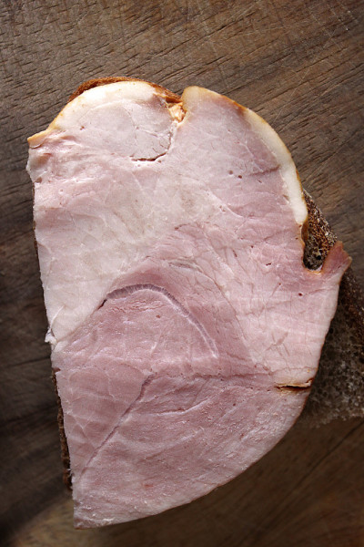 肉放在砧板上